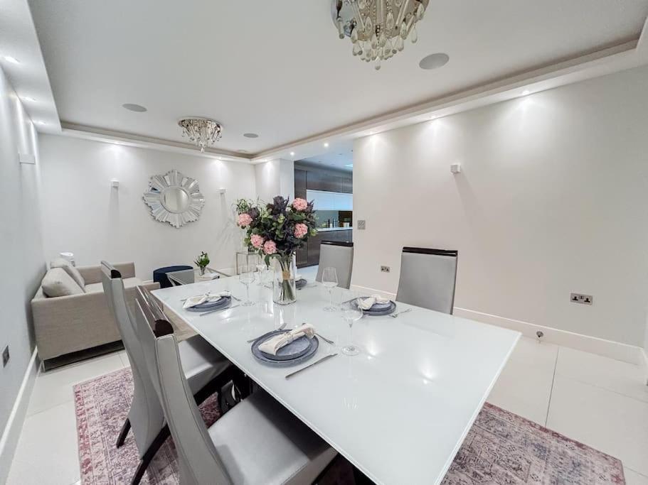 Stylish And Spacious In Prime Apartment